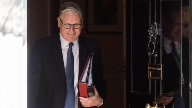 Keir Starmer, camina hacia la Cámara de los Comunes.