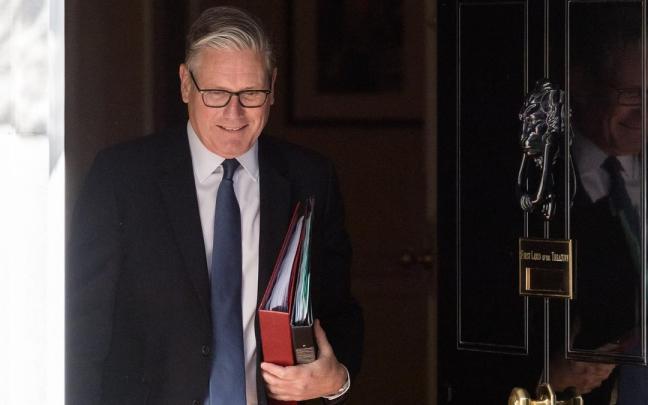 Keir Starmer, camina hacia la Cámara de los Comunes.