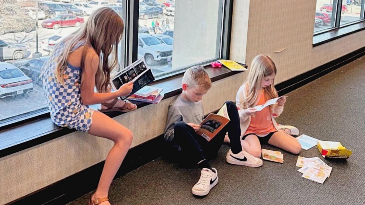 Esta madre ha conseguido que sus tres hijos se conviertan en lectores habituales.