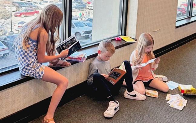 Esta madre ha conseguido que sus tres hijos se conviertan en lectores habituales.
