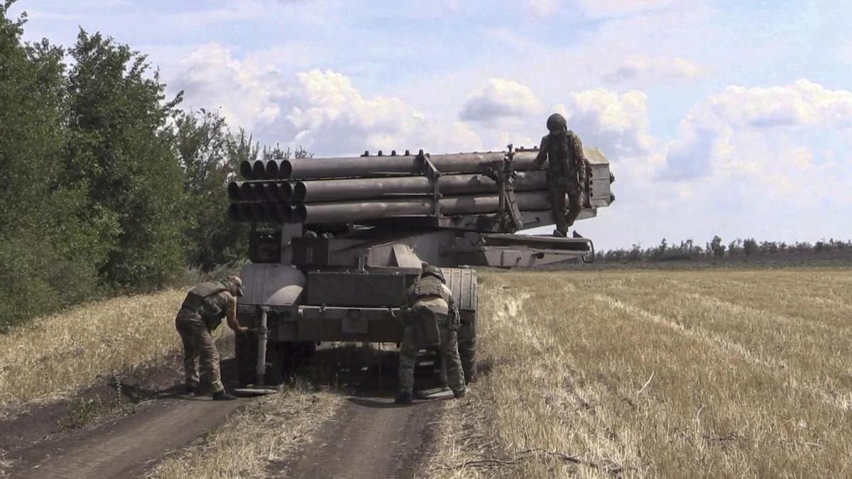 Soldados rusos se preparan para atacar a las tropas ucranianas en la región de Kursk.