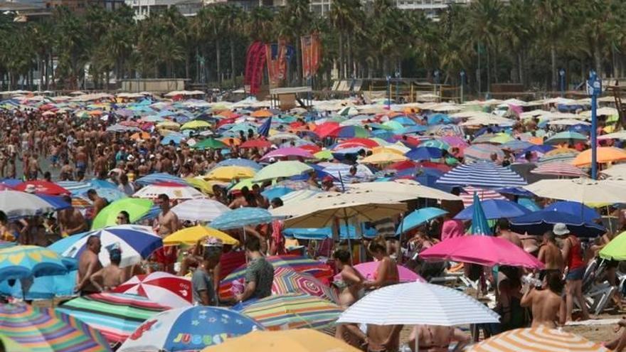 Numerosas personas mitigaron el calor en la Playa de Levante de Salou