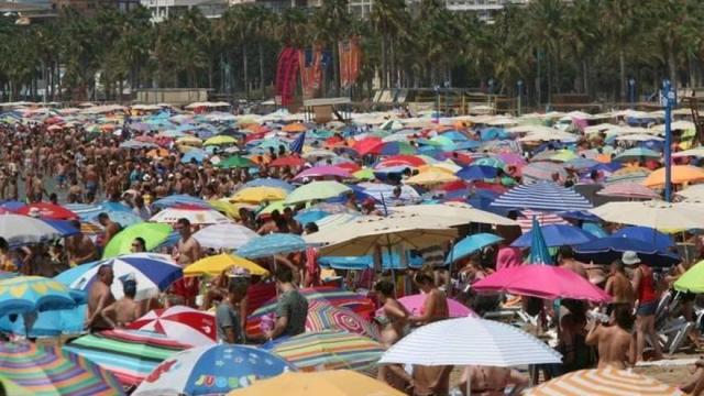 Numerosas personas mitigaron el calor en la Playa de Levante de Salou