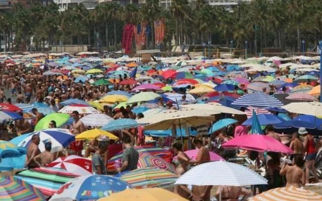 Numerosas personas mitigaron el calor en la Playa de Levante de Salou