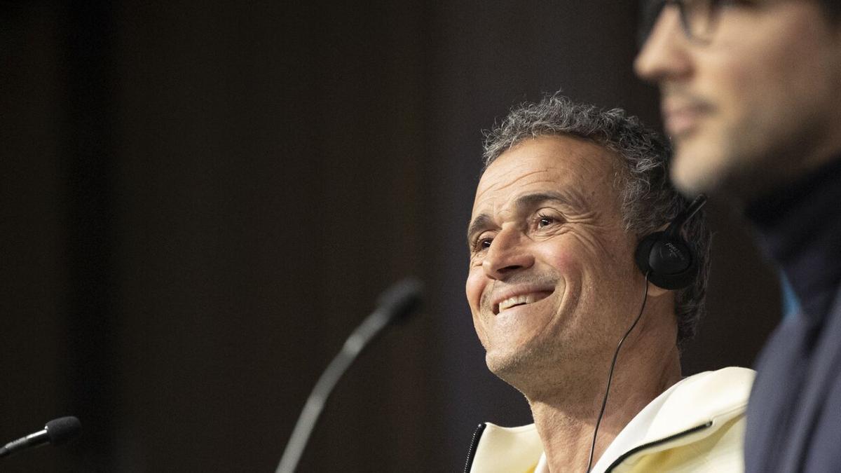 Luis Enrique responde las preguntas de los periodistas antes del partido de Champions. / JAVIER ETXEZARRETA / EFE