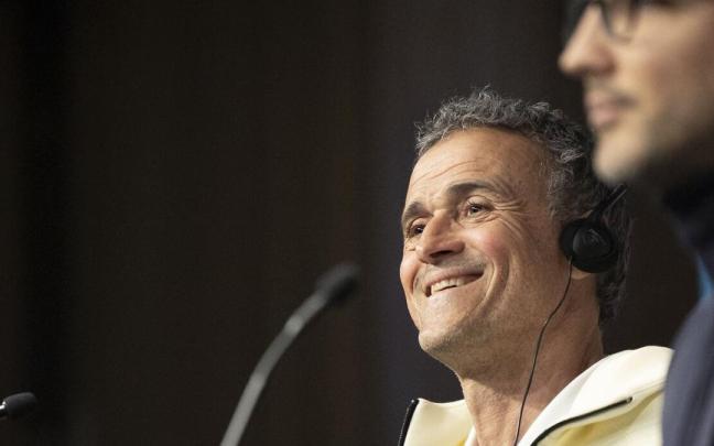 Luis Enrique responde las preguntas de los periodistas antes del partido de Champions. / JAVIER ETXEZARRETA / EFE