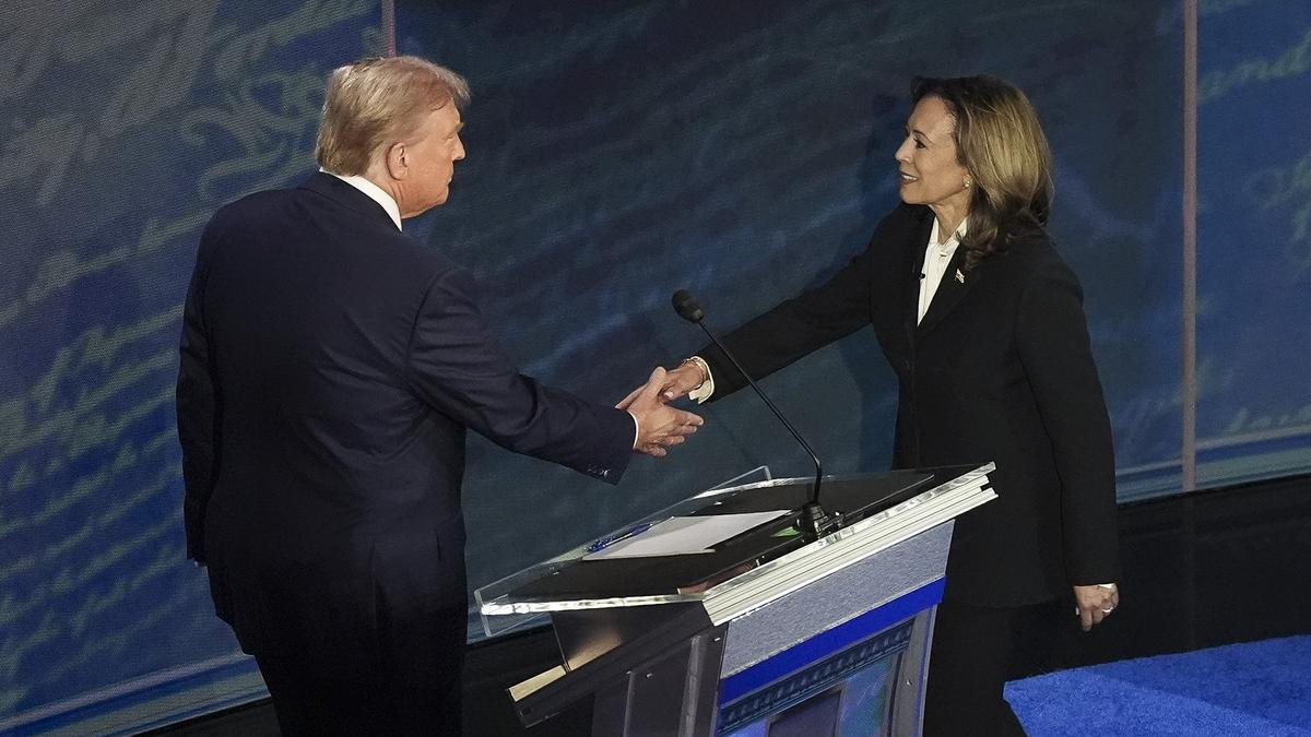 Trump y Harris se saludan al inicio del debate que han mantenido esta madrugada.