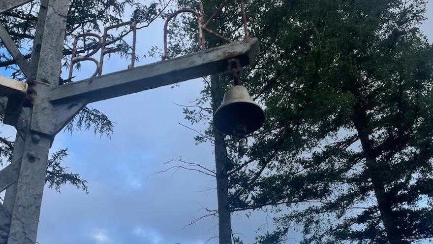 La campana de la cruz de Beloki, sin su cadena.