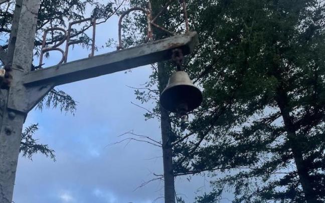 La campana de la cruz de Beloki, sin su cadena.