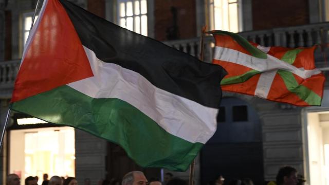 Palestinako bandera eta Ikurriña.