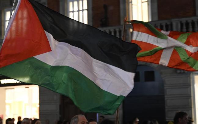 Palestinako bandera eta Ikurriña.