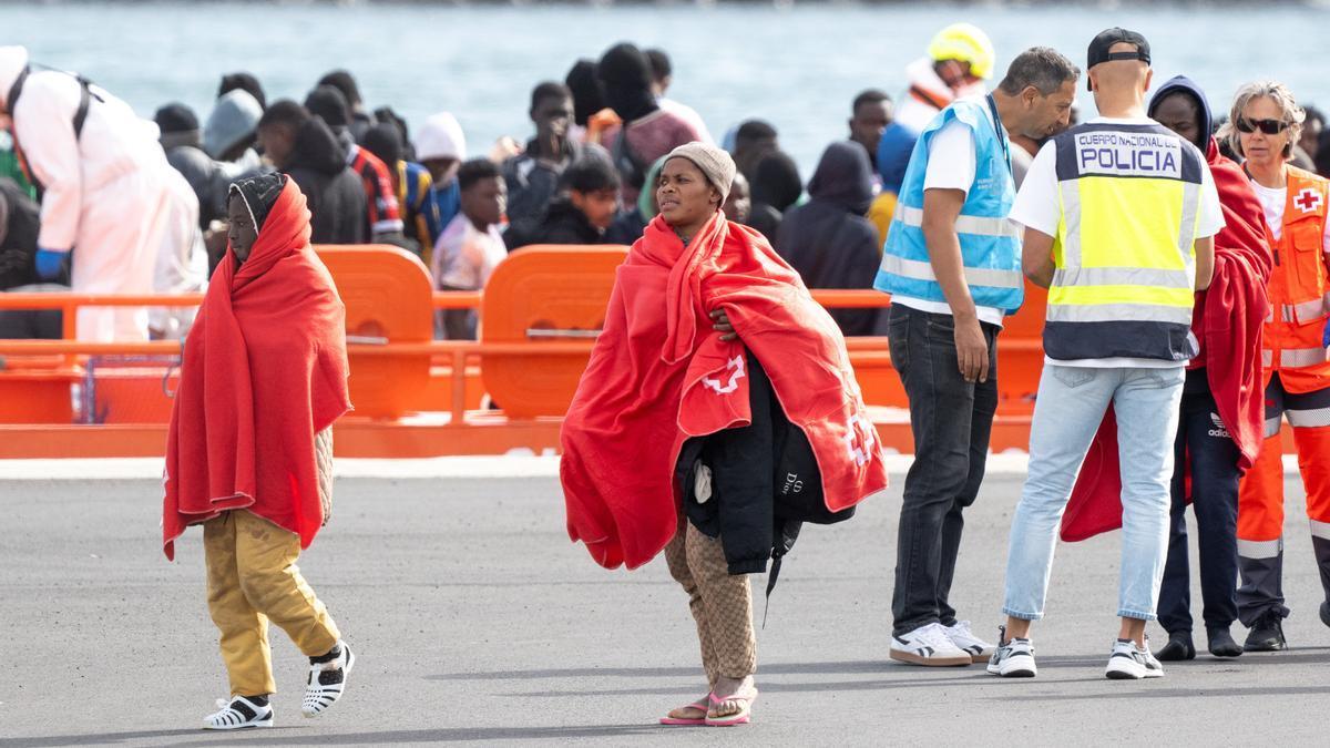 Varios servicios de emergencia atienden a migrantes recién rescatados de un cayuco