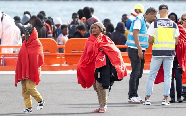 Varios servicios de emergencia atienden a migrantes recién rescatados de un cayuco / EP Varios servicios de emergencia atienden a migrantes recién rescatados de un cayuco