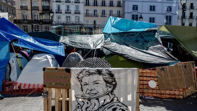 Varios carteles con mensajes en la Puerta del Sol sobre Maricarmen.