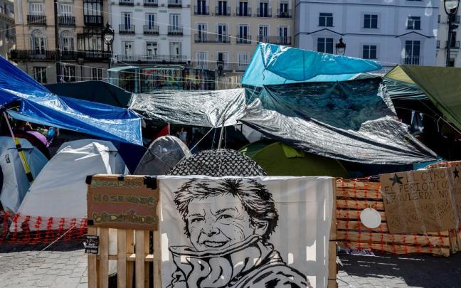 Varios carteles con mensajes en la Puerta del Sol sobre Maricarmen.