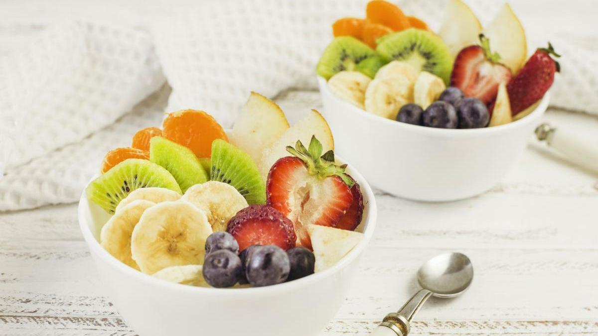 Dos cuencos de color blanco con fruta.
