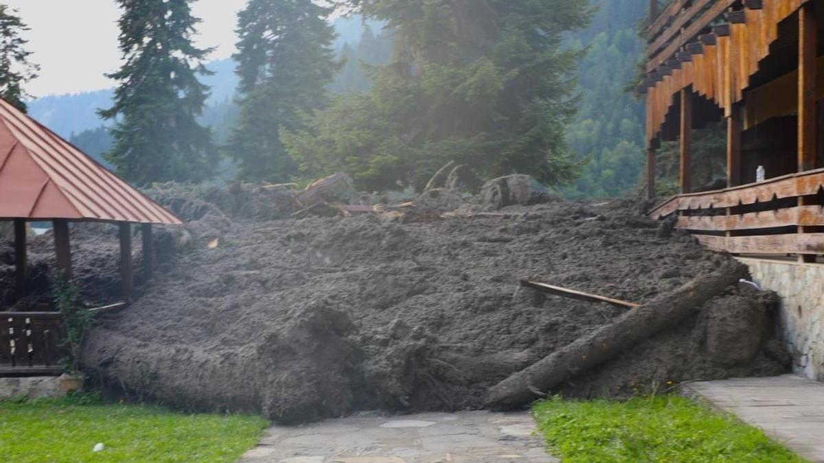 El deslizamiento ha ocurrido en el balneario montañoso de Shovi.