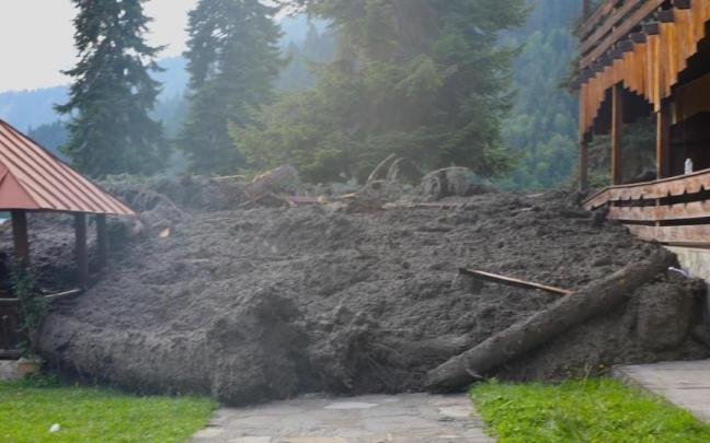 El deslizamiento ha ocurrido en el balneario montañoso de Shovi.