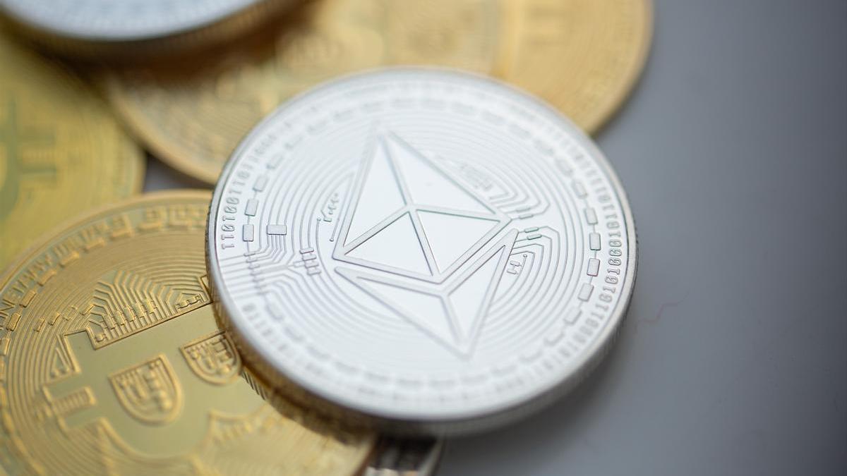 Simulaciones de monedas de las criptodivisas 'ethereum' y 'bitcoin'.