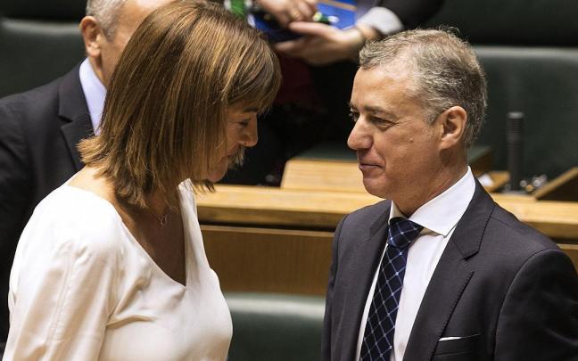 El lehendakari, Iñigo Urkullu, con la vicelehendakari segunda, la socialista Idoia Mendia, en una anterior sesión del Parlamento Vasco