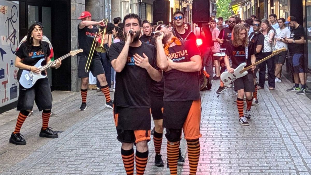 Los miembros de Sakatu!, durante su actuación en las calles de Azpeitia el 23 de mayo.