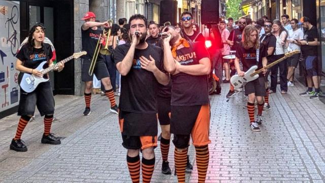 Los miembros de Sakatu!, durante su actuación en las calles de Azpeitia el 23 de mayo.