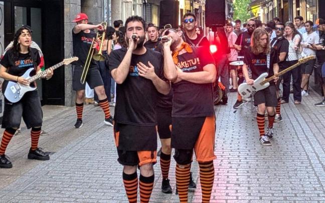 Los miembros de Sakatu!, durante su actuación en las calles de Azpeitia el 23 de mayo.