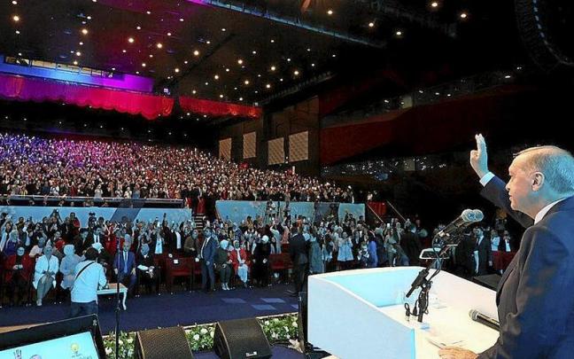 Recep Tayyip Erdogan se dirige el viernes a un auditorio en un acto de campaña. | FOTO: E.P.
