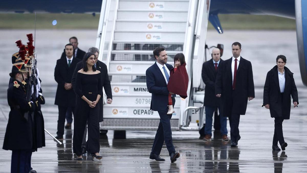 El vicepresidente de Estados Unidos, J.D. Vance, aterriza junto a su familia en París.