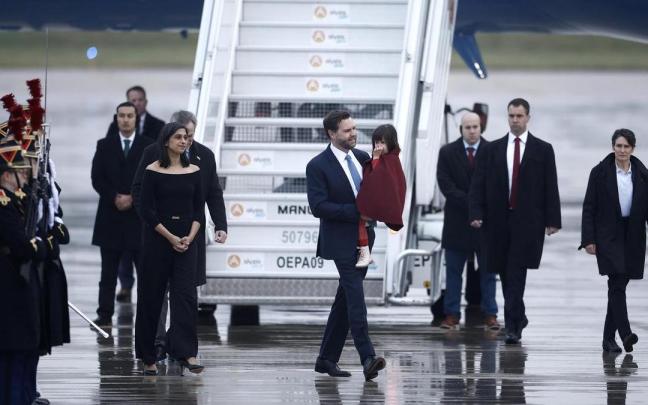 El vicepresidente de Estados Unidos, J.D. Vance, aterriza junto a su familia en París.