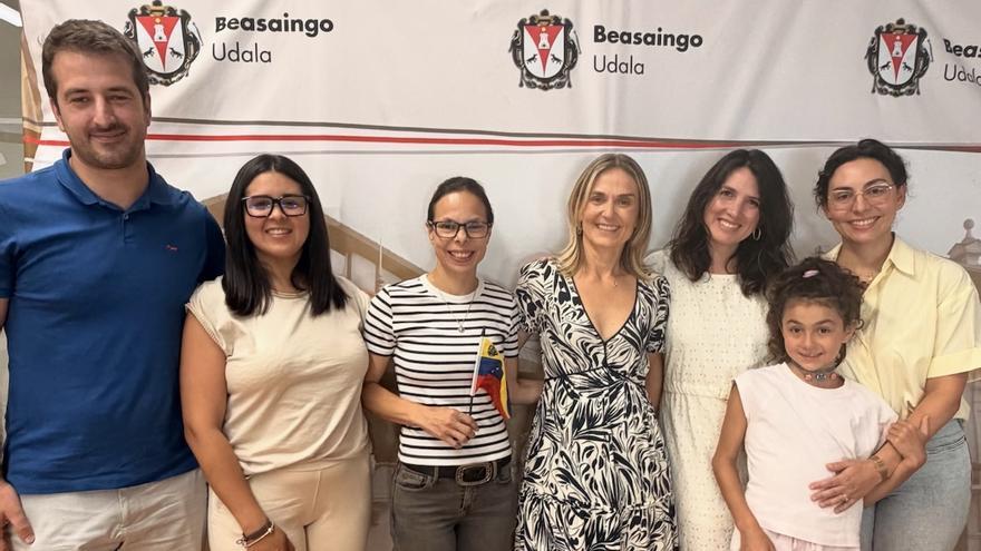 La alcaldesa y el teniente alcalde de Beasain con venezolanos.