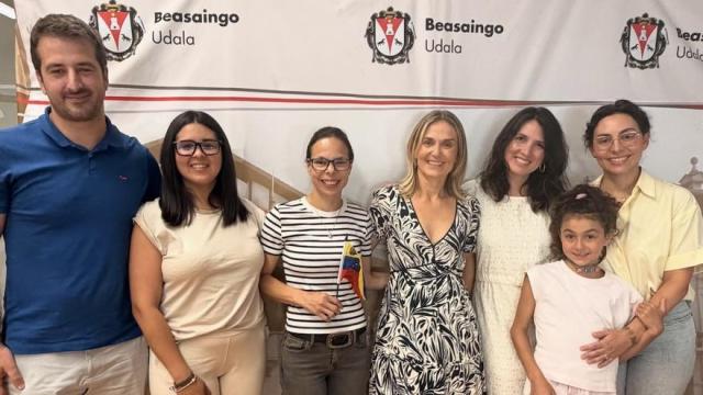 La alcaldesa y el teniente alcalde de Beasain con venezolanos.
