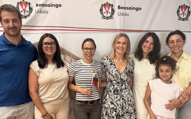 La alcaldesa y el teniente alcalde de Beasain con venezolanos.
