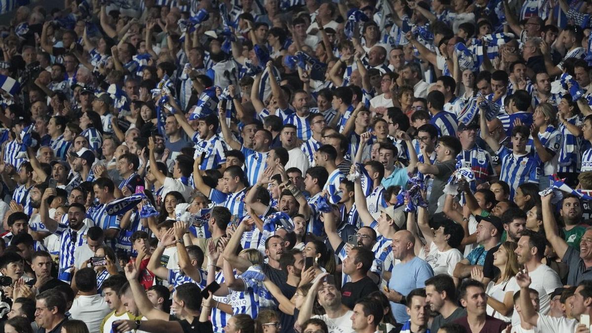 La afición txuri-urdin, en el pasado derbi disputado en Anoeta. / RUBEN PLAZA