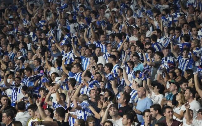 La afición txuri-urdin, en el pasado derbi disputado en Anoeta. / RUBEN PLAZA
