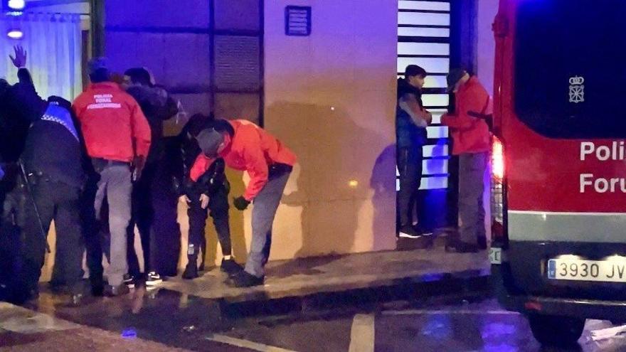 Policías municipales y forales cachean a varios jóvenes en el Casco Viejo.