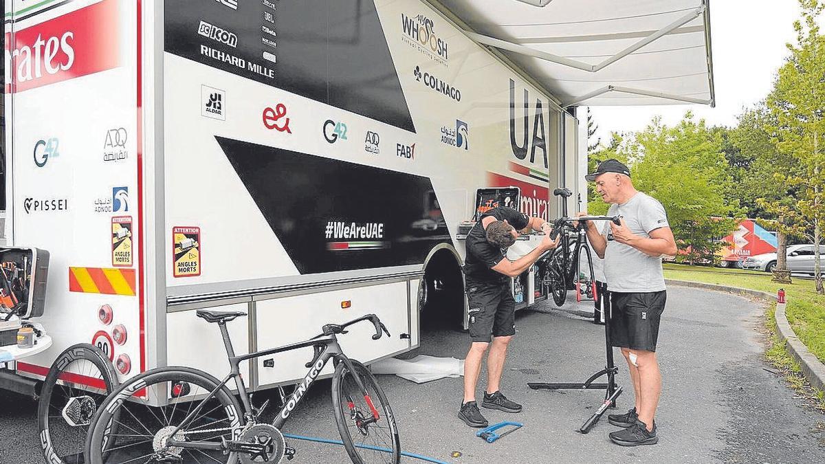 Varias de las bicicletas y vehículos que el UAE Emirates Team ha trasladado a su hotel de concentración en Mungia.