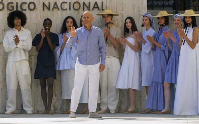 El diseñador alavés Modesto Lomba, saludando al final de su desfile en la pasarela Madrid es Moda, encargada de mostrar las tendencias de la próxima primavera.