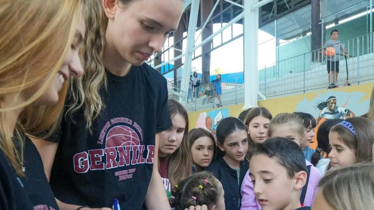 Las jugadoras del Lointek Gernika firmaron autógrafos a los asistentes