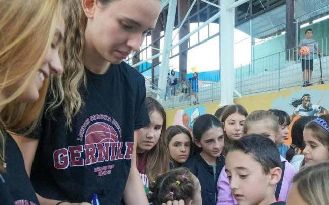 Las jugadoras del Lointek Gernika firmaron autógrafos a los asistentes