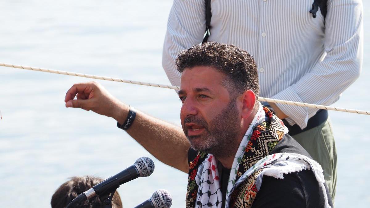El activista Saif Abukeshek comparece ante los medios desde Barcelona antes de partir para Gaza el pasado verano.