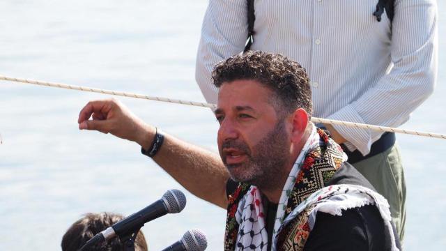 El activista Saif Abukeshek comparece ante los medios desde Barcelona antes de partir para Gaza el pasado verano.