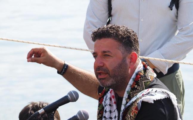 El activista Saif Abukeshek comparece ante los medios desde Barcelona antes de partir para Gaza el pasado verano.