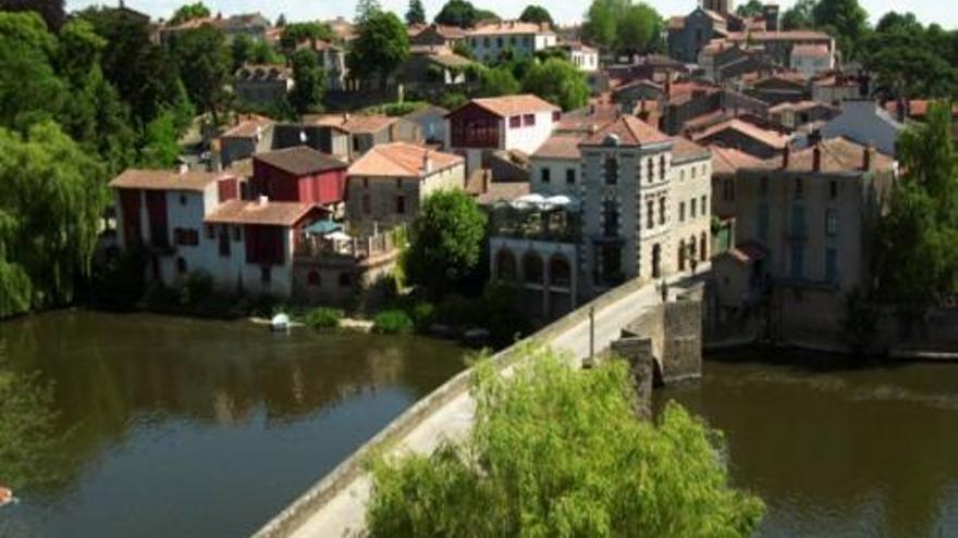 El puente romano que une la localidad.