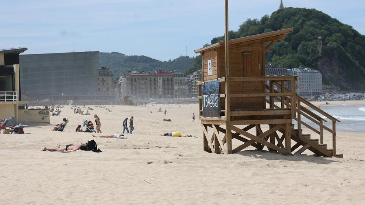 Una caseta de socorristas en la playa de la Zurriola.