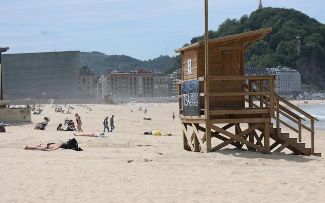 Una caseta de socorristas en la playa de la Zurriola.