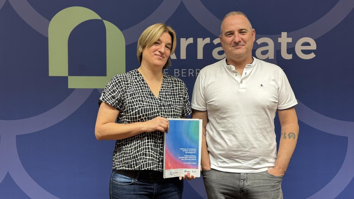 Garazi Etxeberria y Kepa Urteaga en la presentación del diagnóstico y el plan de acción sobre vivienda.