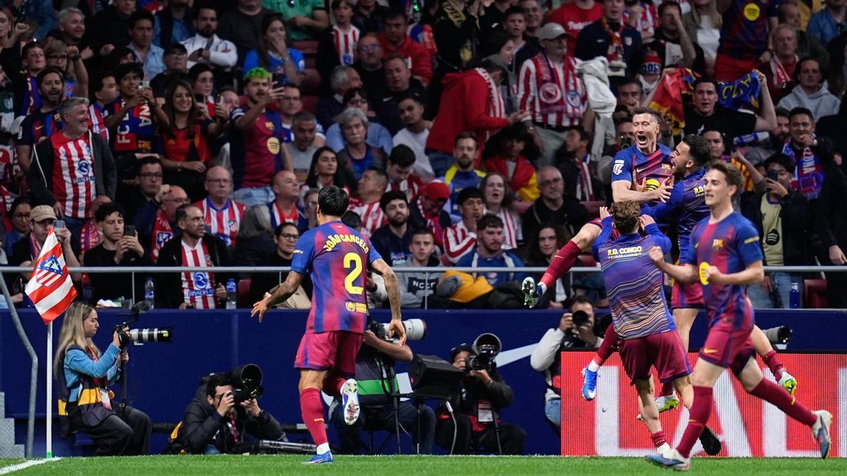 Los jugadores del Barcelona celebran el gol de Lewandowski que dio la victoria ante el Atlético de Madrid.