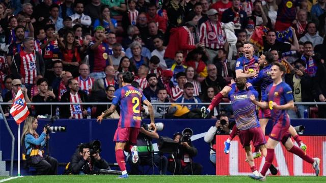 Los jugadores del Barcelona celebran el gol de Lewandowski que dio la victoria ante el Atlético de Madrid.