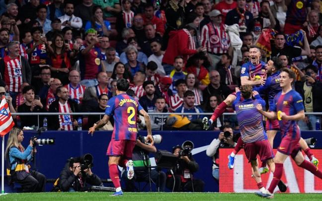 Los jugadores del Barcelona celebran el gol de Lewandowski que dio la victoria ante el Atlético de Madrid.